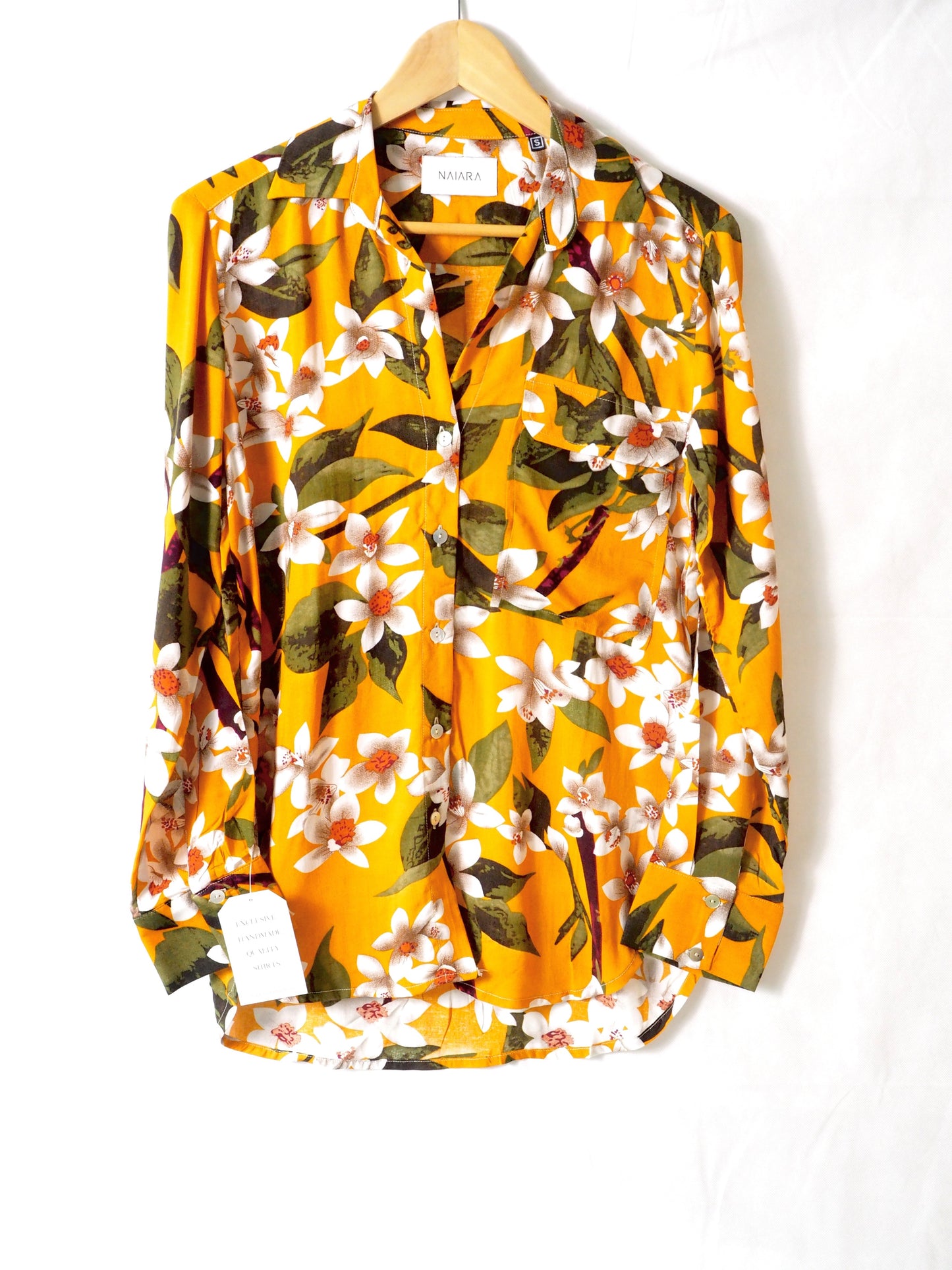 Blusa de seda Naiara especial para el verano con flores de almendro.