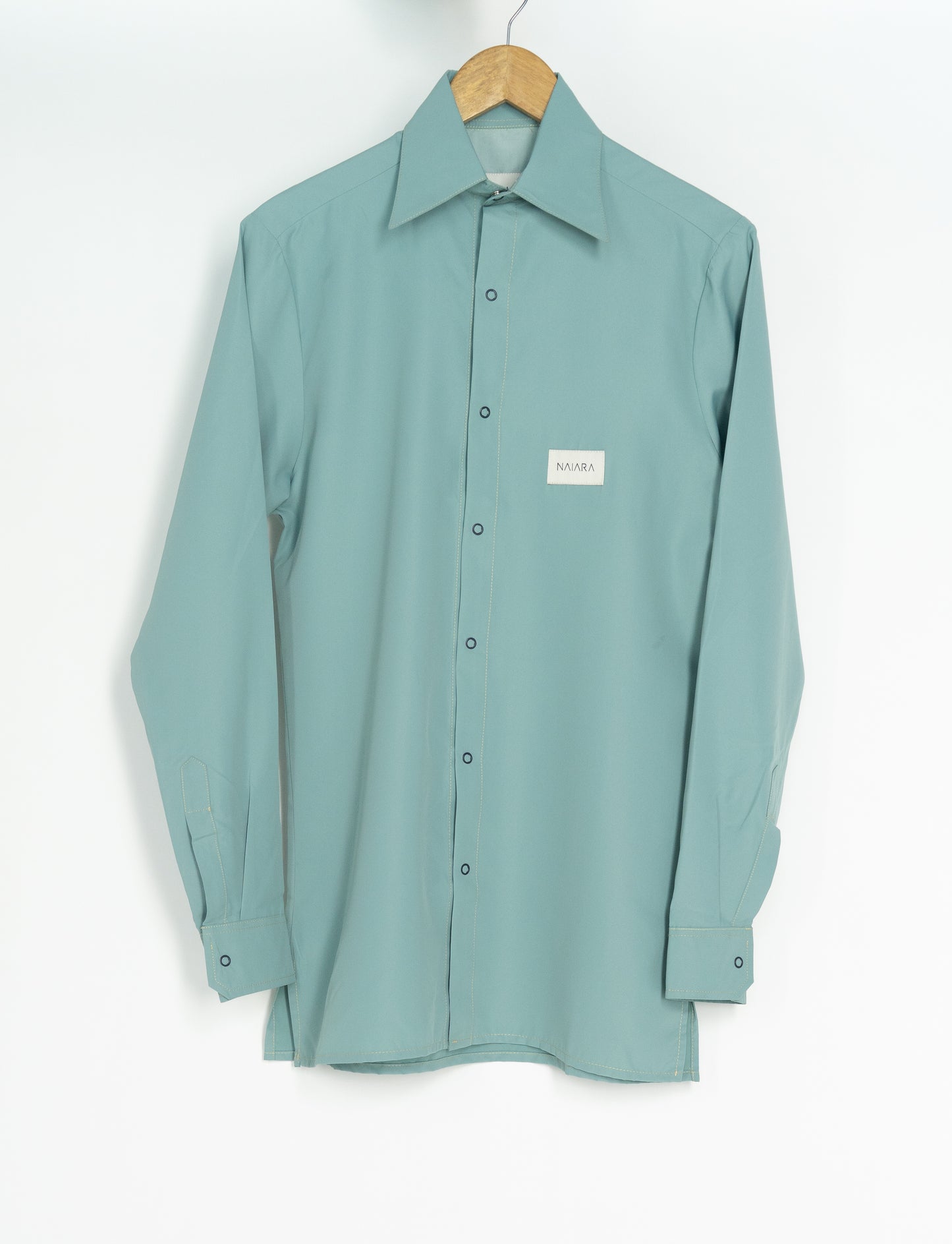 camisa corta viento creada por Naiara Brand