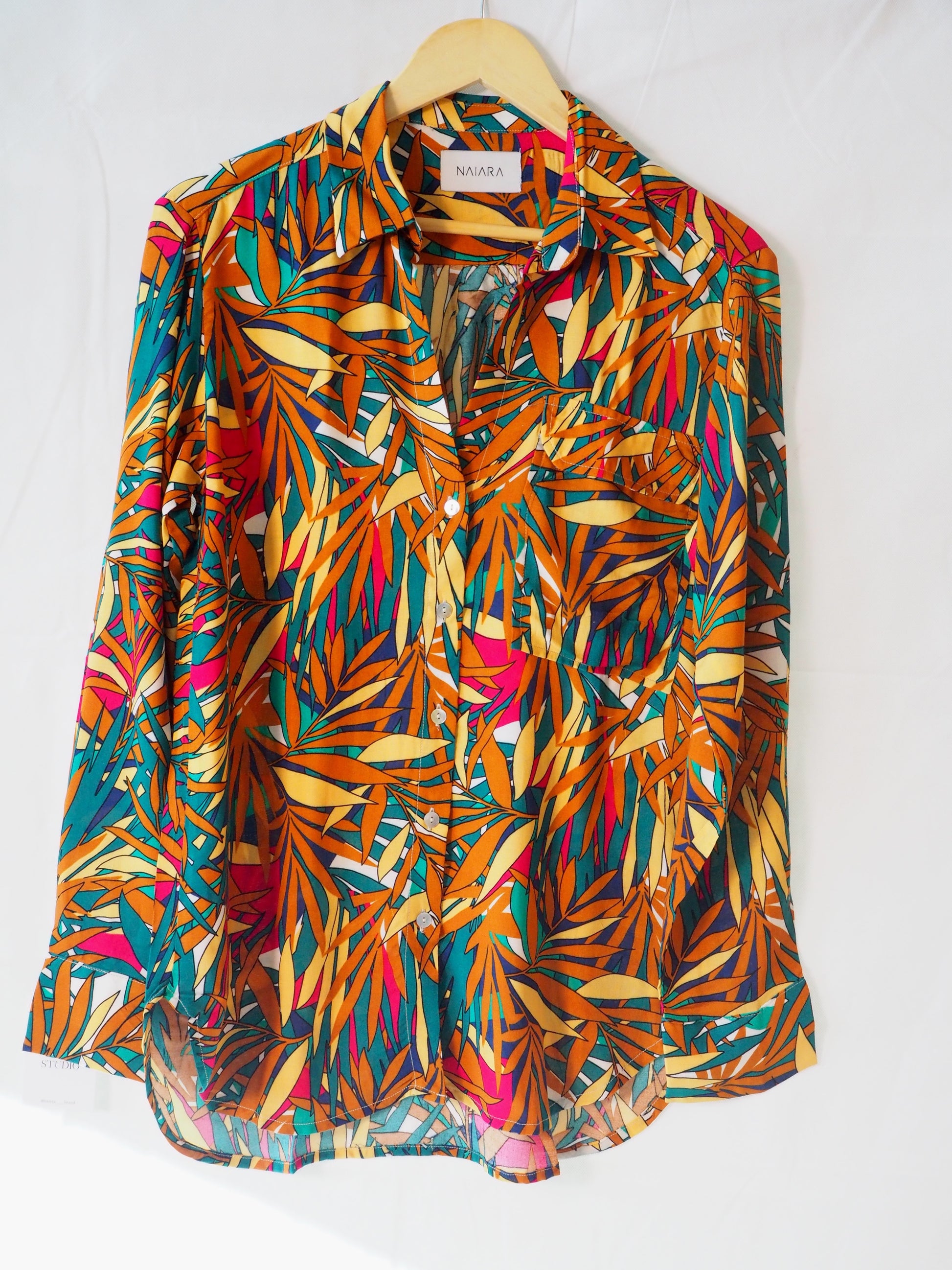 Blusa naiara de primavera verano con colores y botones de nacar